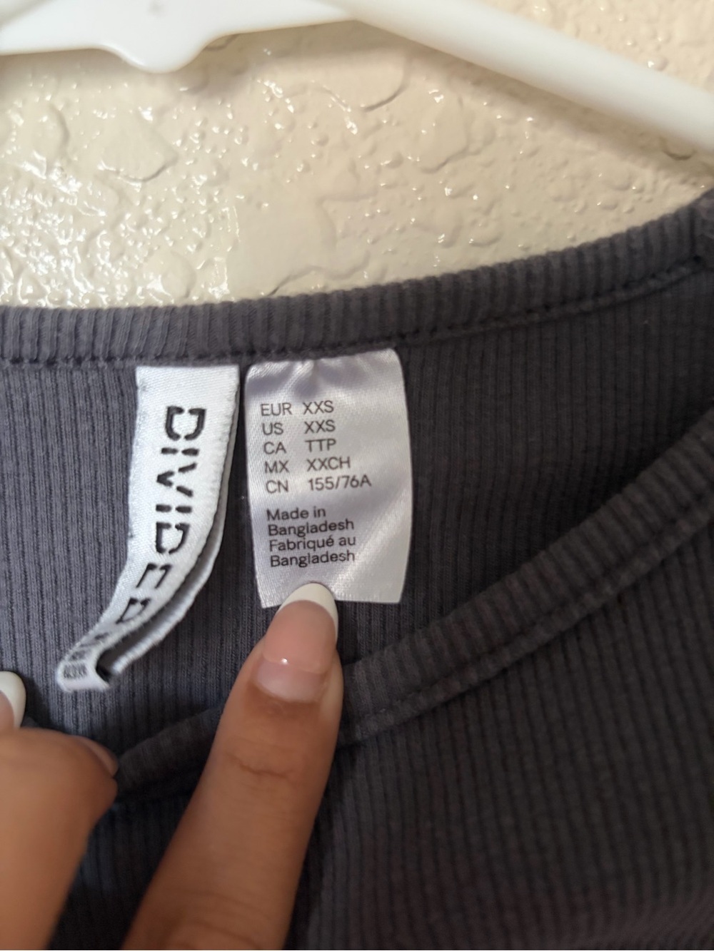 H&M Women’s Short Sleeve Ribbed Tee - Picture 3 of 3